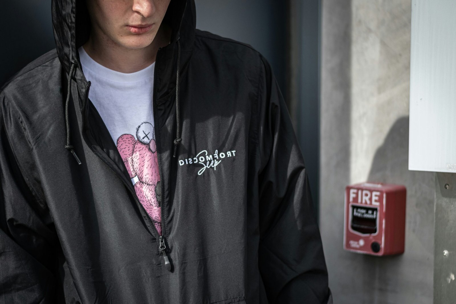 Reißverschluss an einer Jacke läuft schwer bei neutralem Licht.