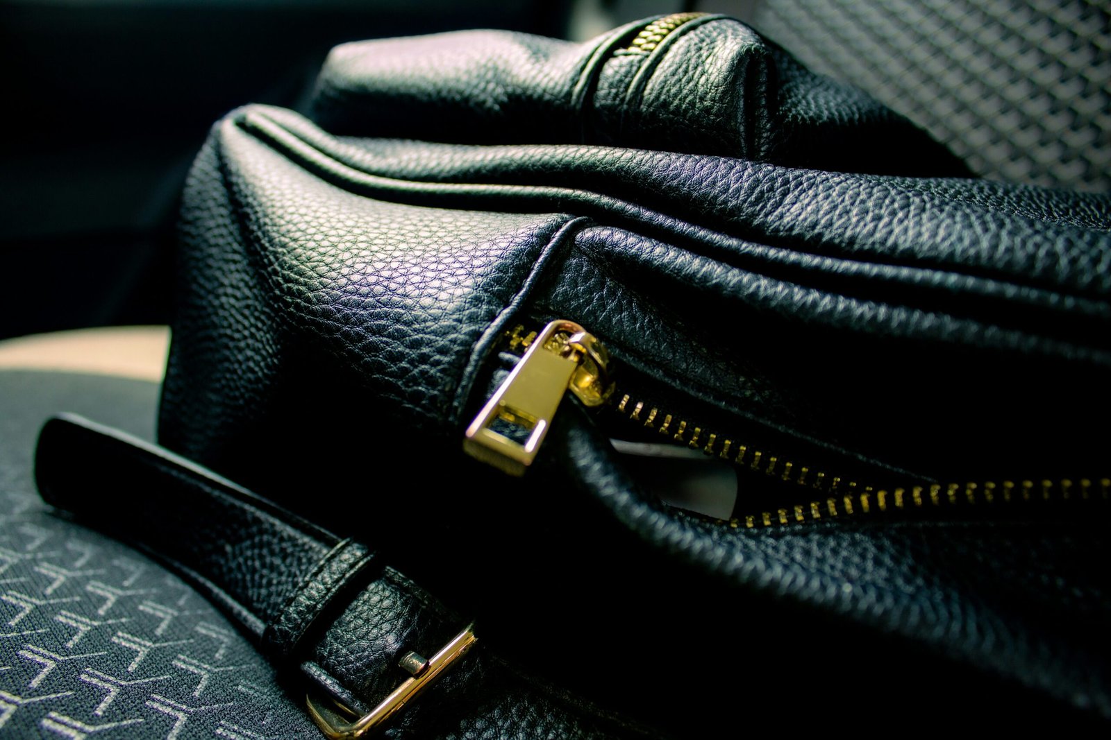 Locker wirkender Reißverschluss-Schieber in Nahaufnahme bei neutralem Licht.