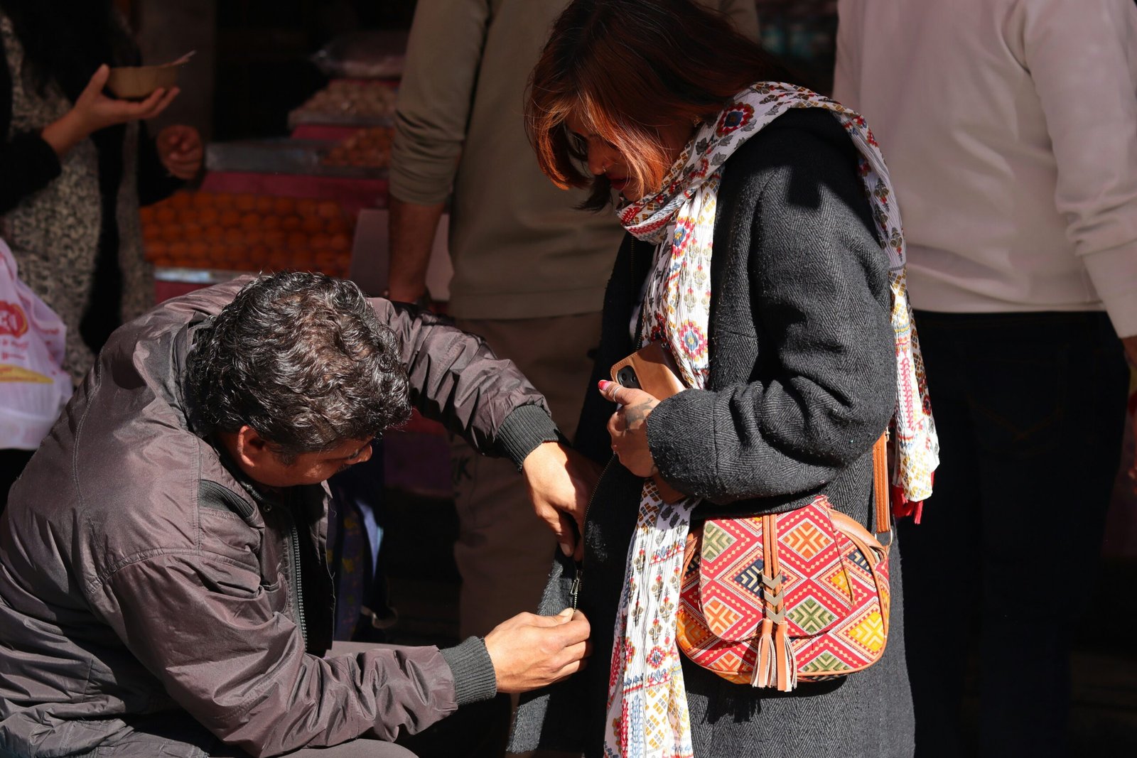 Reißverschluss-Schieber blockiert am unteren Ende eines Kleidungsstücks.