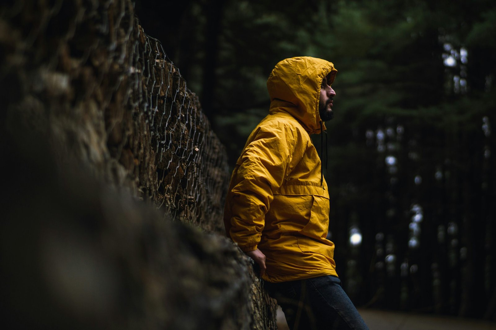 Reißverschluss in einer ruhigen Alltagssituation bei neutralem Licht.
