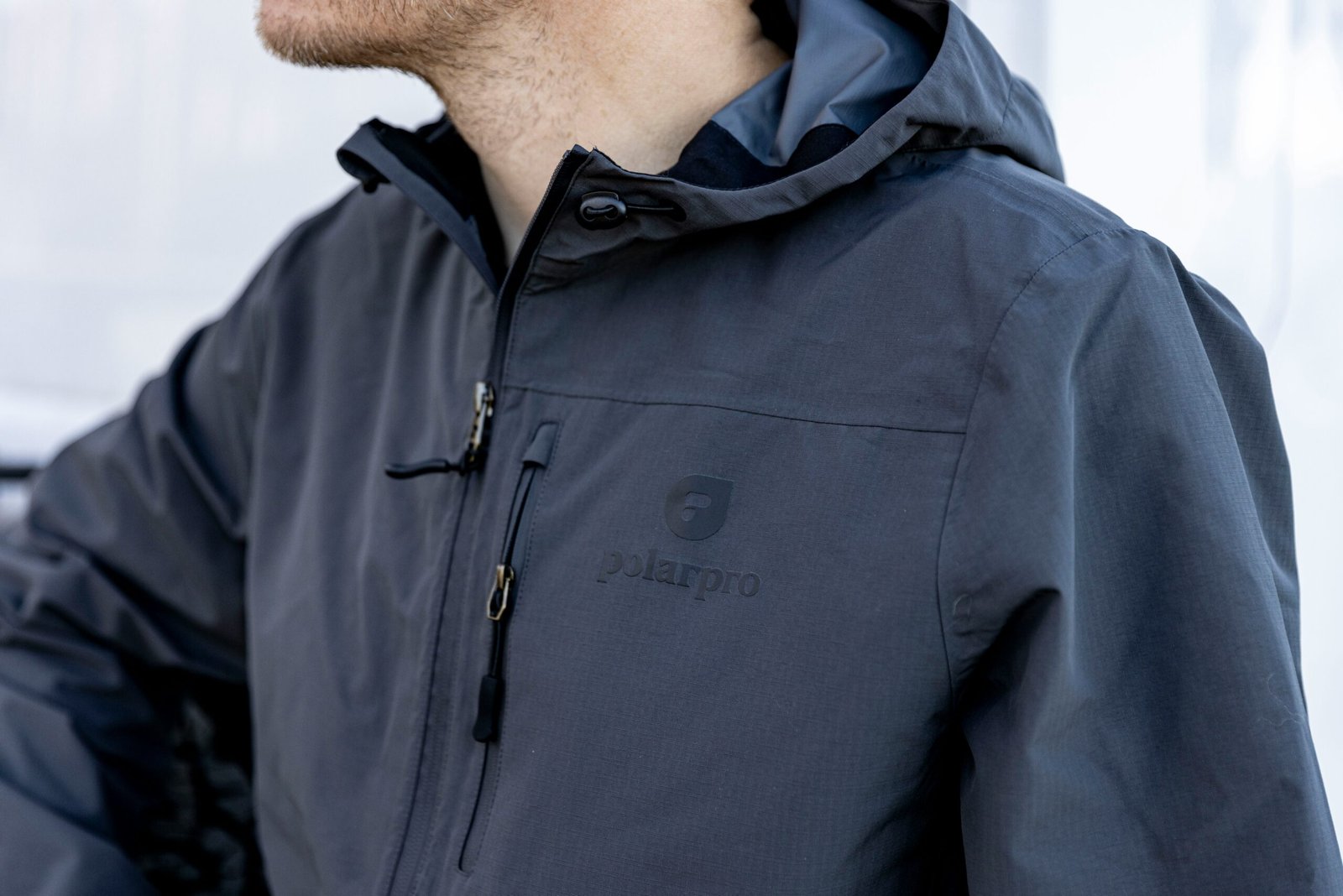 Reißverschluss an einer Jacke öffnet sich trotz geschlossenem Zipper.